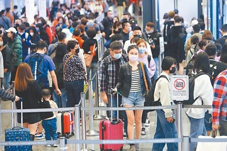 
中央流行疫情指揮中心宣布，自12月1日起適度放寬戴口罩等防疫措施。圖為桃園機場準備出境的旅客。（陳麒全攝）
