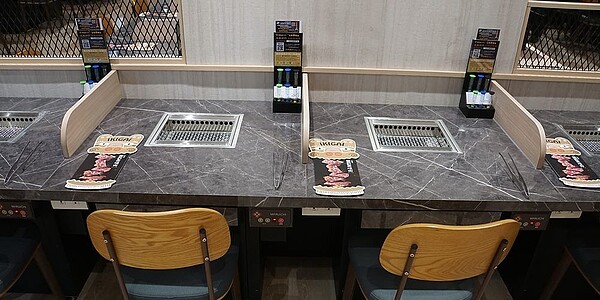 IKIGAI燒肉專門店設有「個人桌」,一個人也可以去嗑燒肉。圖/中時電子報