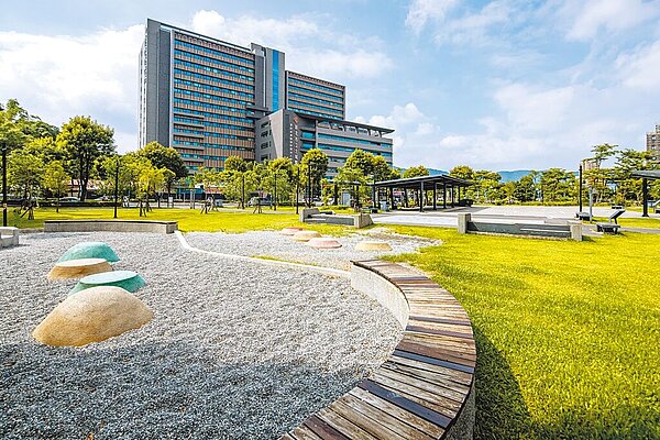 土城買氣熱絡;圖為斬龍山遺址文化公園、新北市立土城醫院。圖/業者提供