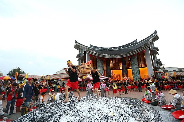 一年一度的宗教盛事「二結王公過火」。(五結鄉公所提供)