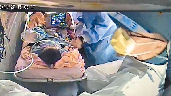 彰化27日驚傳虐童案,一名3歲男童昏迷被送到彰化基督教醫院救治,醫生發現男童全身多處瘀青,包括腿部、背部、臀部等處幾乎無完好皮膚。(民眾提供/吳建輝彰化傳真)