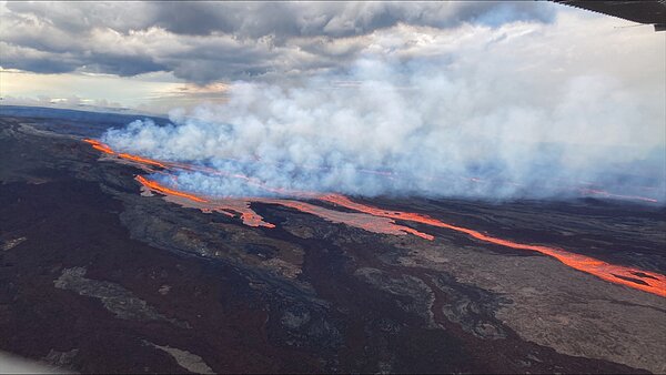 全世界最大活火山、夏威夷的「冒納羅亞火山」(Mauna Loa)睽違38年於28日再次噴發。圖/取自twitter@USGSVolcanoes