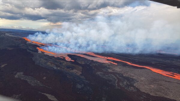 全世界最大活火山、夏威夷的「冒納羅亞火山」（Mauna Loa）睽違38年於28日再次噴發。圖／取自twitter@USGSVolcanoes