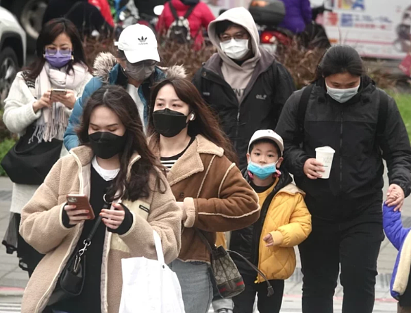 下半天到晚上從北部開始逐步轉變,明天、周四北部氣溫16-20度,和目前20-30度有顯著落差。聯合報資料照片