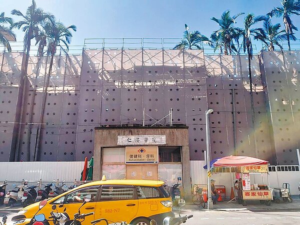 台北仁濟院在地方醫療扮演重要角色,具備歷史價值,北市文化局9月27日獲報2樓牆面遭大範圍移除,隨即要求停工,11月28日經文資會審議登錄為歷史建築。(台北市文化局提供/游念育台北傳真)