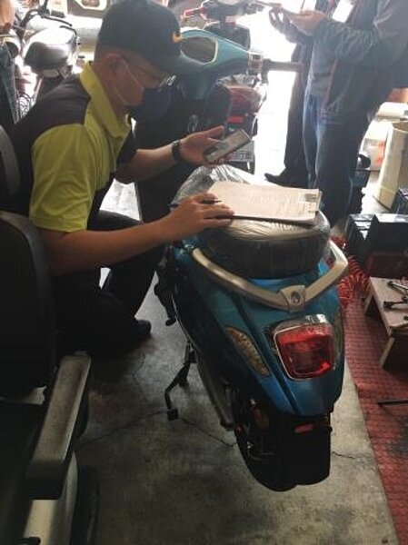 「微型電動二輪車」(原電動自行車)將自本(11)月30日起實施新制,新購車輛均需掛牌,並投保強制汽車責任險才能上路,若違反相關規定將予以開罰。圖/台南市府提供