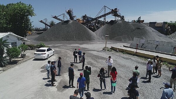 台東針對縣內砂石場、瀝青廠等易有空氣污染逸散業者進行管制,今年首度將現場防制設施說明會活動改至管制業者廠區辦理。圖/台東縣政府提供