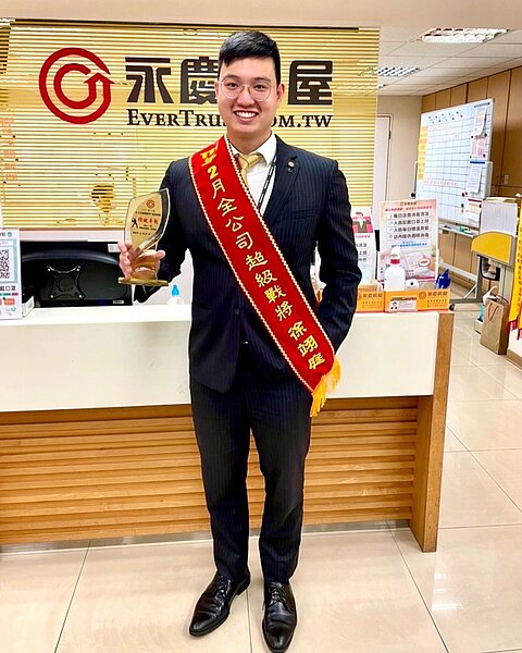 徐翊庭大學畢業後加入永慶房屋挑戰房仲經紀人工作,趁年輕為自己拼高薪。圖/永慶房產集團提供