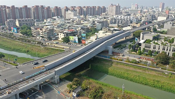 高雄市長陳其邁28日前往岡山火車站前的捷運岡山路竹延伸線RK1站工區視察。圖/高雄市政府提供