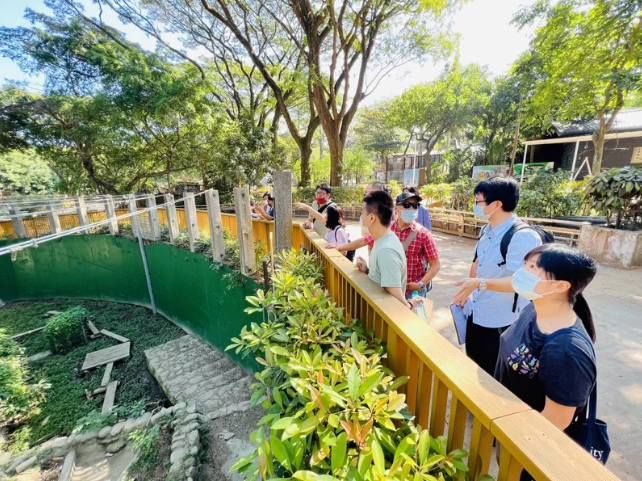 SEAZA委員視察壽山動物園長鼻浣熊展場。圖／高市觀光局提供