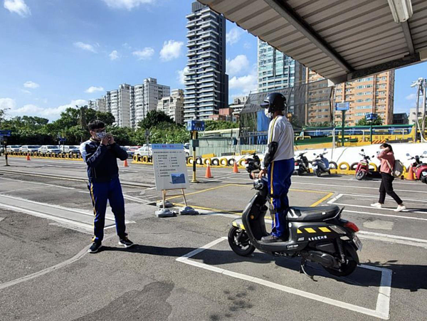 交通部今也宣布,將從明年4月起,針對機車駕訓班試辦道路訓練,課程起碼3個小時,每人補助增加1200元。圖/北市交通局提供