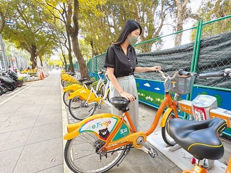 
台北市公共自行車YouBike迎來2.0時代，當前場站密度提高至1230站，但調度狀況讓民眾直搖頭，時常出現「無位可還」或「無車可借」窘況。（黃婉婷攝）
