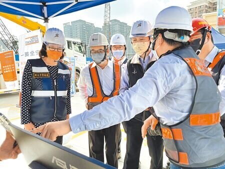 新北市勞工局29日在三重區捷運環狀線北環段工地舉辦觀摩。(黃敬文攝)