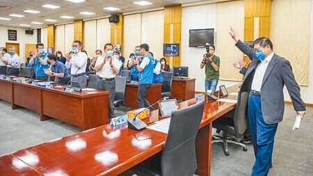 新竹縣長楊文科(右)連任後召開選後首次主管會報,縣府局處長起立鼓掌歡迎,楊文科也揮手致意。(羅浚濱攝)