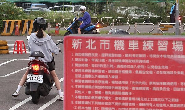圖為新北市永和河堤外的機車練習場,民眾排隊練習。記者陳正興/攝影