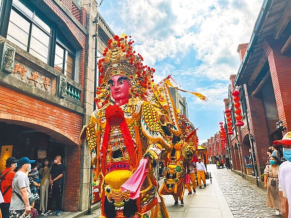 宜蘭縣傳藝園區12月3日舉辦謝平安遶境,邀請「大二結文化基金會」串聯二結王公廟、礁溪協天廟的神尊陣頭與文昌祠神尊於園區遊行。(全聯善美的基金會提供/吳佩蓉宜蘭傳真)