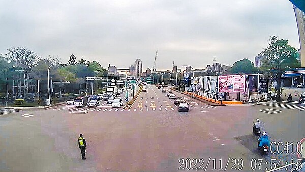 國道1號竹北交流道智慧交控29日上路,車輛依序進匝道上交流道(圖右),交旅處估算上班族行車時間減少10%。圖/新竹縣政府提供/羅浚濱新竹傳真