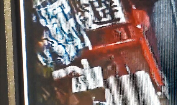 台南市一大廟西羅殿的天公爐,日前被人埋入生雞腿。圖/讀者提供/洪榮志台南傳真