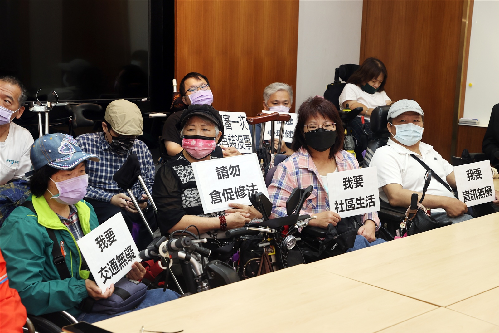 台灣障礙者權益促進會周一召開記者會，要求立委勿草率通過身心障礙者權益保障法法案。記者邱德祥／攝影 
