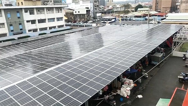 引發民怨，苗栗北苗市場旁臨時攤販區，因為原有的鐵皮屋頂棚架老舊，公所拆除後，搭設太陽能光電設備，沒想到完工後，遇到下雨大漏水，攤販和客人都被淋濕。圖／東森新聞