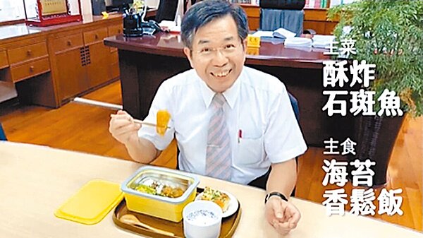 教育部長潘文忠7月間曾在臉書宣傳中小學營養午餐吃石斑魚,現在卻是「部長吃石斑,學生沒得吃」。圖/李侑珊翻攝
