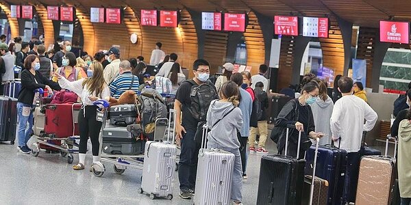 國境解封,民眾出國旅遊,投保旅綜險需求大增。圖/中時電子報