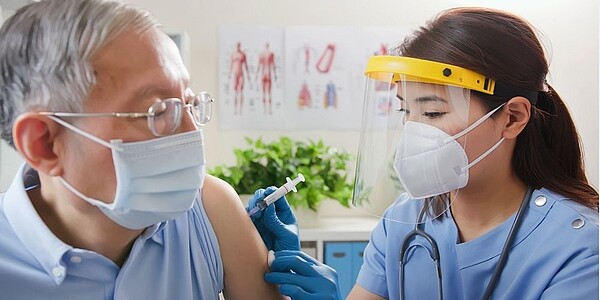 今年11月28日為止,防疫雙險(防疫險加疫苗險)理賠金額達1,721億元,單周理賠仍持續增加約68.5億元,理賠案件單周仍破15萬張。圖/中國人壽提供