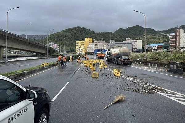 快速公路散落誤事件頻傳。圖為日前台2線濱海公路的散落物意外。記者邱瑞杰／翻攝