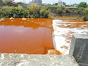 廠商排強酸 埔心橋溪水變色