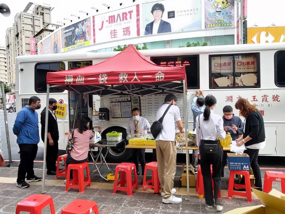 全台捐血中心都面臨血庫短缺問題,熱心民眾前來捐血,幫助捐血中心補足血庫存量。圖/永慶房產集團提供