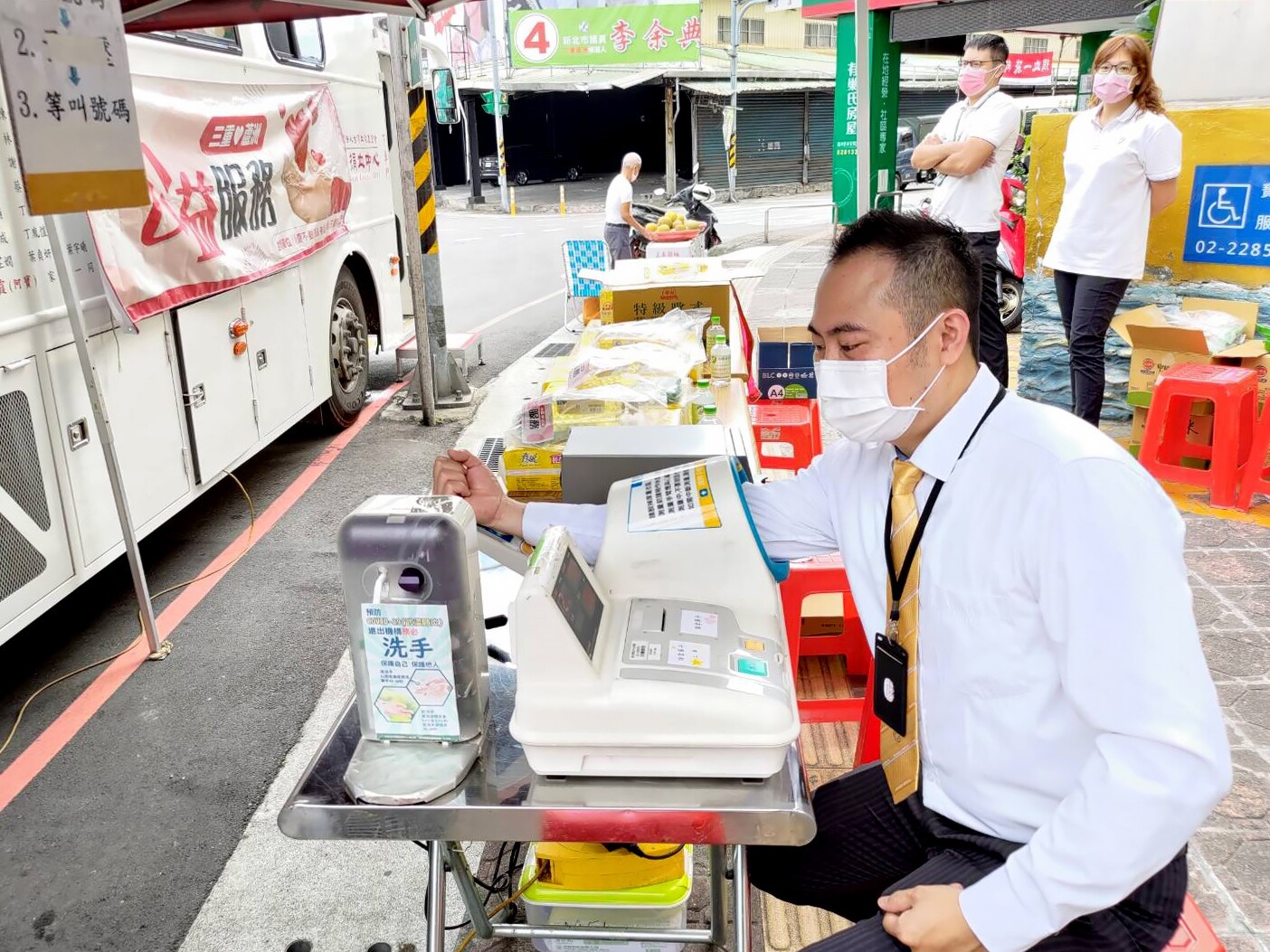 永慶不動產同仁們也捐出熱血,貢獻一己之力幫助捐血中心。圖/永慶房產集團提供