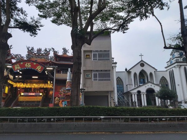 屏東某民宅左邊是宮廟、右邊是教會，有趣情形引發討論。 圖／擷自臉書社團　路上觀察學院