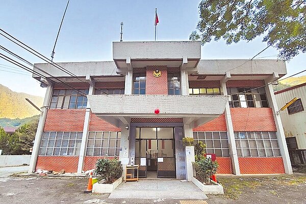 新竹縣橫山警分局尖石山區派出所因應法規,調整人力改為聯合服勤,絕非外界傳聞裁併派出所。(橫山分局提供/邱立雅竹縣傳真)