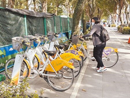 
台北市多項交通新制12月1日起上路，公共自行車YouBike2.0 APP「滿站免費增時15分鐘」，方便民眾至鄰近站點還車或於現場等候。（黃婉婷攝）
