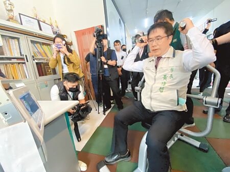 
台南市長黃偉哲（前）昨天示範運動器材，直呼「平常欠缺運動，體力不大行」。（曹婷婷攝）
