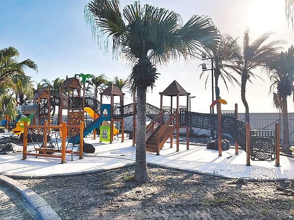 花蓮縣政府在太平洋公園南濱段增設共融遊具,打造老幼適用的共融公園。(花蓮縣政府提供/王志偉花蓮傳真)