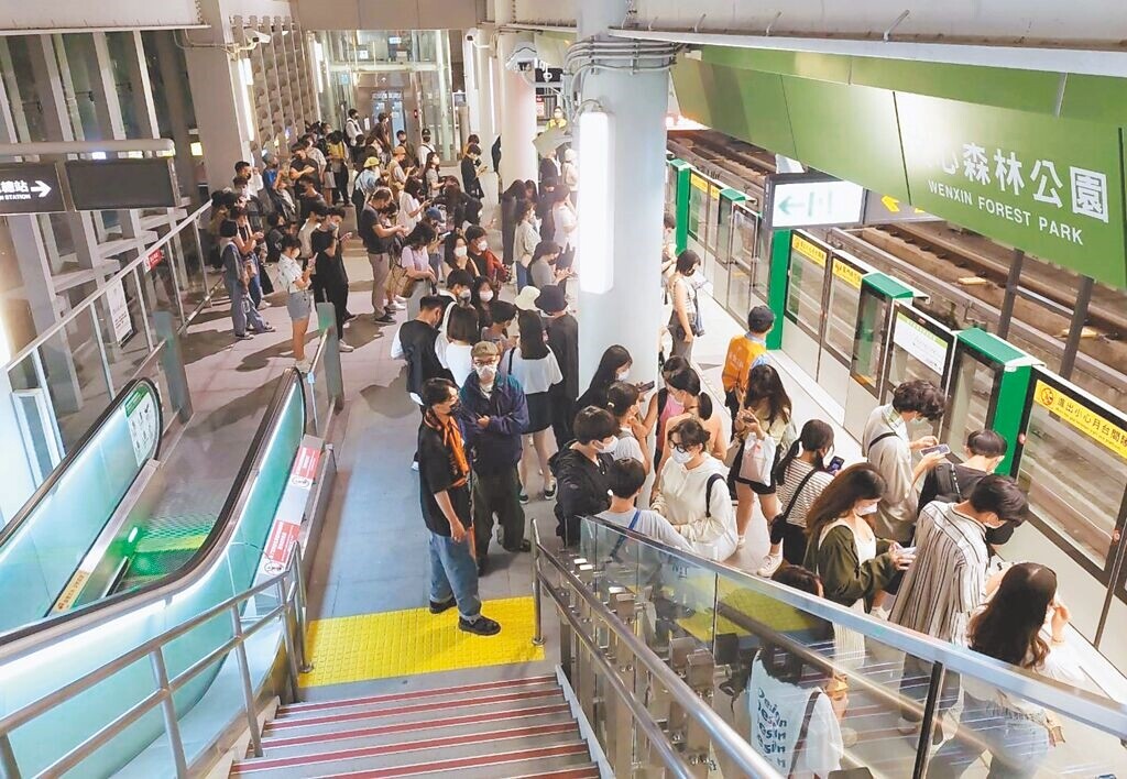 10月底許多民眾搭乘捷運到搖滾台中會場，捷運文心森林公園站湧現人潮。（中捷公司提供／張亦惠台中傳真）