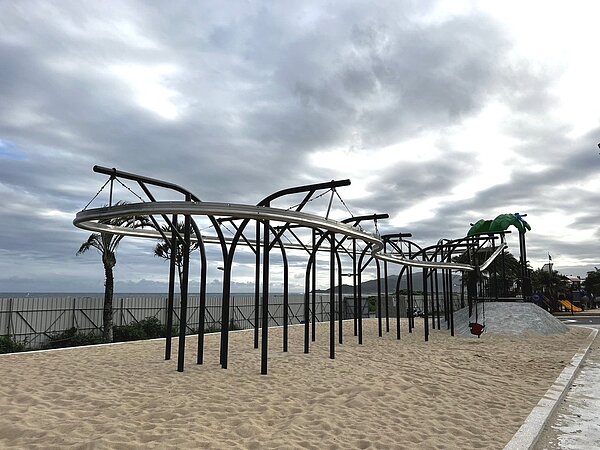 花蓮縣政府在太平洋公園南濱段增設共融遊具,打造成海洋為主題的共融公園,預計年底啟用。圖/花蓮縣府提供