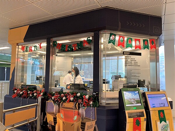 台中捷運各車站詢問處均由站務人員發揮巧思,妝點不同的聖誕裝飾。圖/台中市府提供