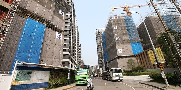 受年底旺季催升,10月建融增加368億,為今年來最高,年增達11.15%,單月增量超越房貸,為33個月來首見。圖/中時報系資料照片