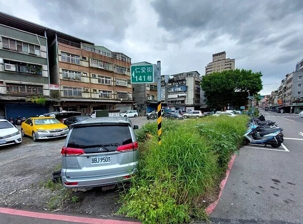 三重區仁愛街位處國道一號交流道旁空地改善前。圖/新北工務局提供