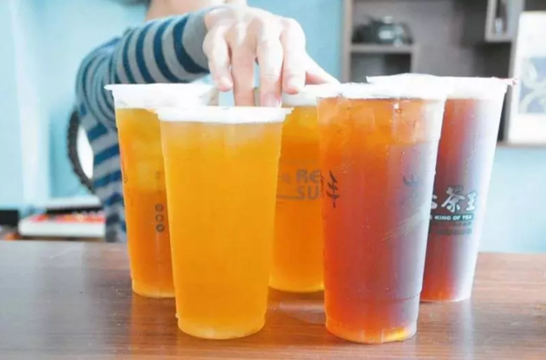 北市環保局宣布，今天起北市轄內飲料店不得提供塑膠一次用飲料杯。中時報資料照片