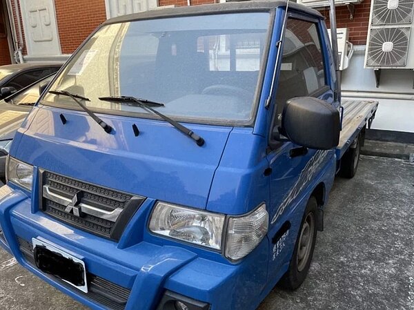 台南分署指出,2017年中華貨車(2351CC),該車輛滯欠牌照稅3960元、燃料費7710元,合計1萬1670元,第一次拍賣,定有底價。圖/讀者提供