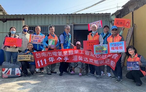 台南市做工行善團首波寒冬送暖開跑,勞工局攜手電氣工會今天到府送物資及紅包、暖暖被。圖/勞工局提供