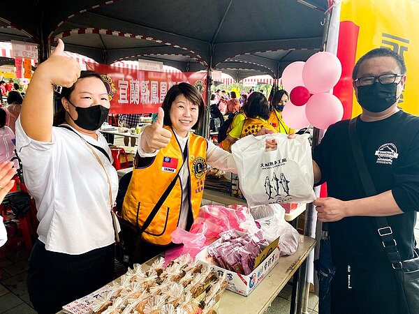 永慶不動產宜蘭縣溪南聯賣區邀請親朋好友、客戶參與創世公益園遊會，一起為植物人家庭挹注暖流。圖／永慶房產集團提供