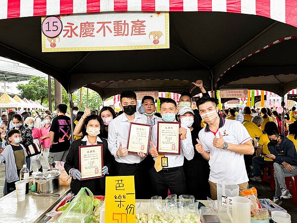 永慶不動產宜蘭縣溪南聯賣區響應創世基金會公益園遊會,創世基金會羅東分會頒發感謝狀,感謝永慶不動產以實際行動幫助在地植物人。圖/永慶房產集團提供