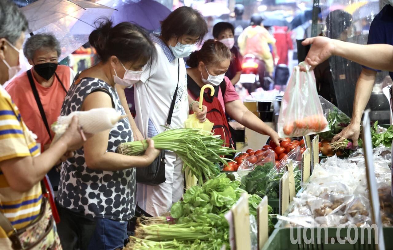 近日一名網友提出,往年台灣的定存利率普遍高於通膨率,所以定存還是能扛住通膨獲利,此番言論一出,立即遭眾人抨擊「活在平行時空」。圖/聯合報系資料照片。
