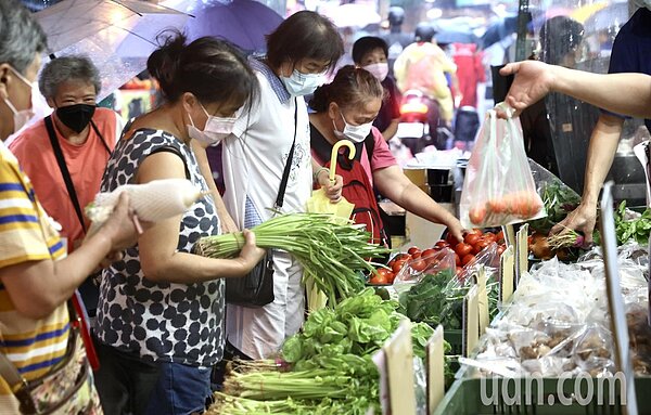 近日一名網友提出，往年台灣的定存利率普遍高於通膨率，所以定存還是能扛住通膨獲利，此番言論一出，立即遭眾人抨擊「活在平行時空」。圖／聯合報系資料照片。 