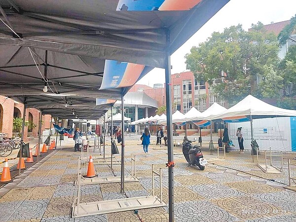 地方創生年會在台東藝文中心舉辦,因東北季風過強,戶外市集臨時喊卡,攤商無奈。(讀者提供/蔡旻妤台東傳真)