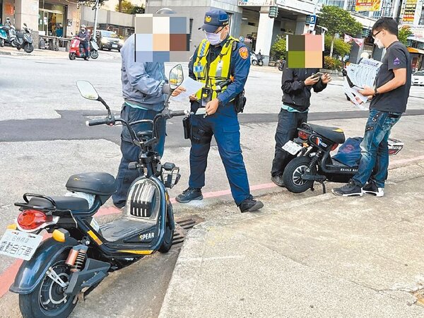 微型電動二輪車新法規定已實施上路，台中市警方首日取締共計54件違規。（台中市警察局提供／張妍溱台中傳真）